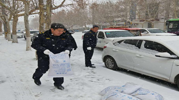 突降大雪 太阳集团1088vip雄县城管大队化雪除冰确保群众出行安全