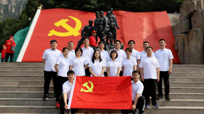 雄县行政审批局赴狼牙山革命传统教育基地开展“探寻红色踪迹 传承革命精神”主题党日活动