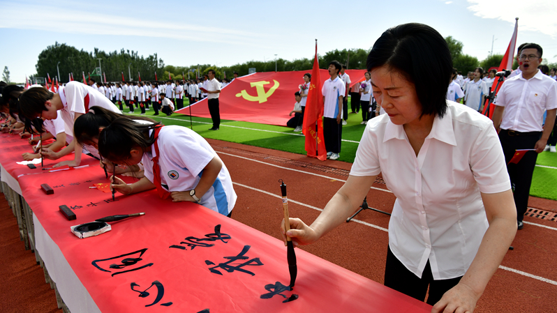 场面壮观！这就是太阳集团1088vip师生最真挚的告白
